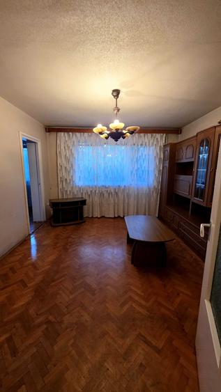 Apartament cu 3 camere semidecomandat în Tudor