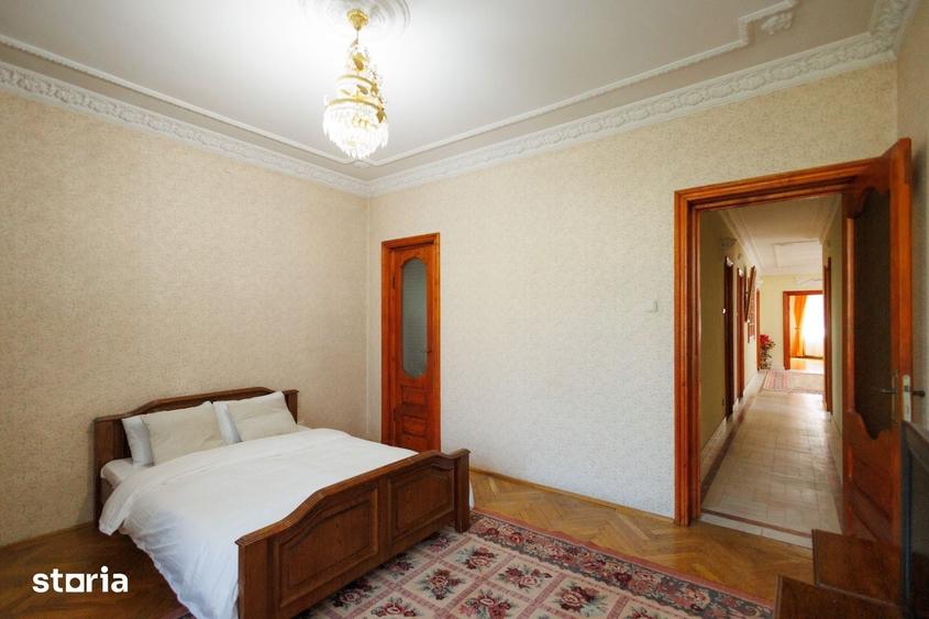 Casă cu 5 camere cu Teren 1000 Mp în Piața Centrală