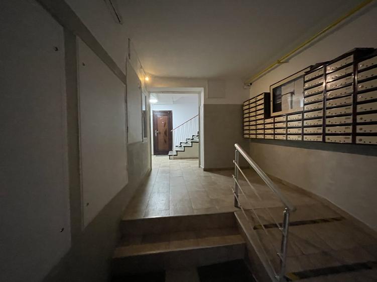 Apartament cu 2 camere semidecomandat, mobilat în Tei
