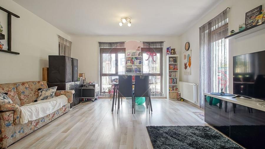 Apartament cu 3 camere decomandat, mobilat în Tractorul