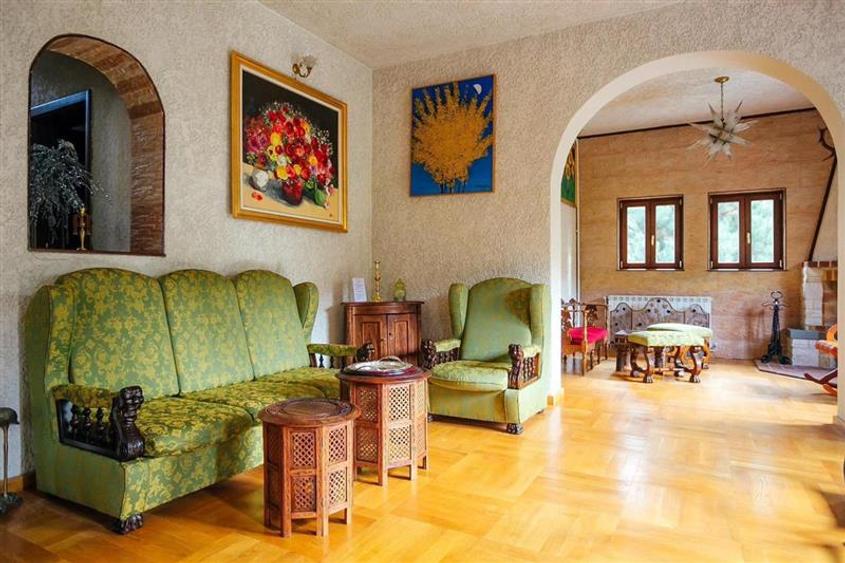 Casă cu 8 camere cu Teren 1000 Mp în Moroieni