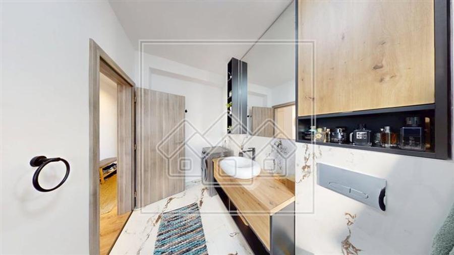Penthouse cu 4 camere decomandat în Exterior Vest