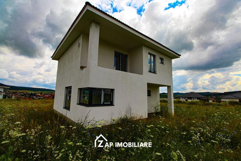 Casă individuală cu 5 camere cu Canalizare în Corunca
