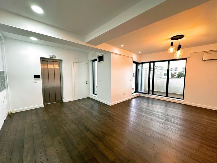 Apartament cu 3 camere decomandat în Polonă