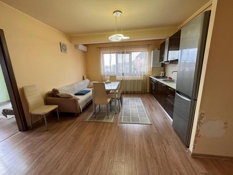 Apartament cu 3 camere semidecomandat, mobilat în Florești