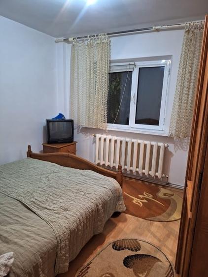 Apartament cu 3 camere decomandat, mobilat în Spital