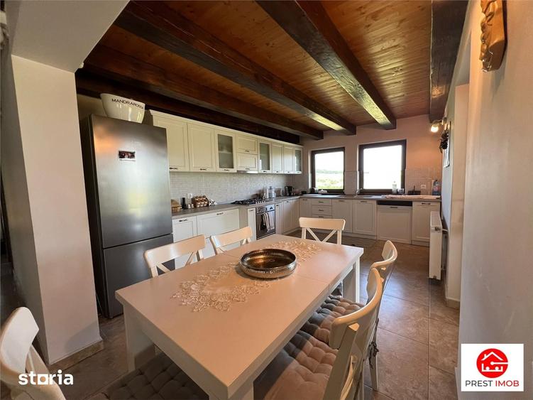 Casă cu 6 camere cu Teren 46000 Mp în Ceuaș