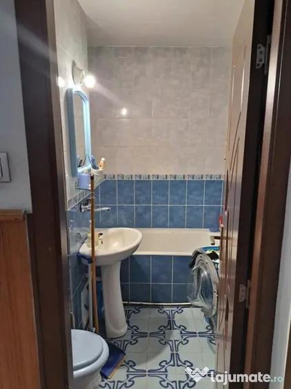 Apartament cu 3 camere decomandat în Rovine