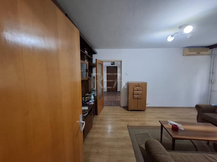 Apartament cu 3 camere semidecomandat, mobilat în Drumul Taberei