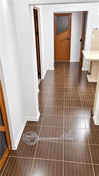 Apartament cu 3 camere decomandat în Podu Roș