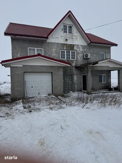 Casă cu 4 camere cu Teren 8300 Mp în Gălbinași