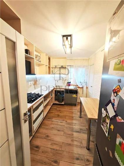 Apartament cu 3 camere decomandat, mobilat în Soarelui