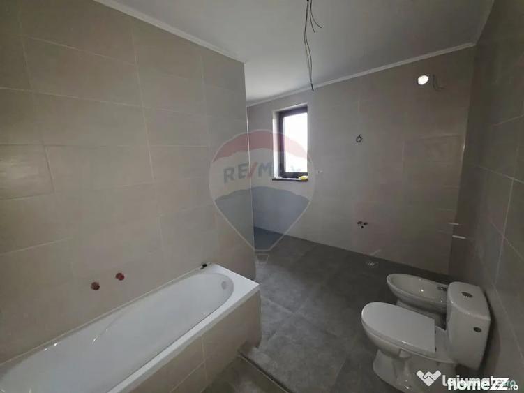 Casă cu 4 camere cu Teren 6110 Mp în Girov