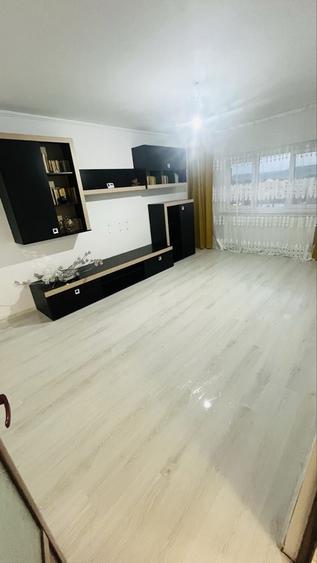 Apartament cu 3 camere decomandat în Frații Golești
