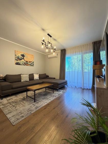 Apartament cu 3 camere semidecomandat, mobilat în Europa