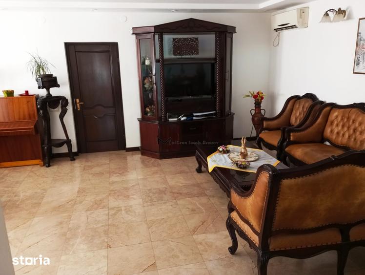 Casă cu 6 camere cu Teren 670 Mp în Florilor