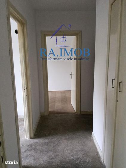 Apartament cu 3 camere semidecomandat în Republicii