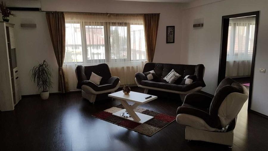 Apartament cu 3 camere semidecomandat, mobilat în Central
