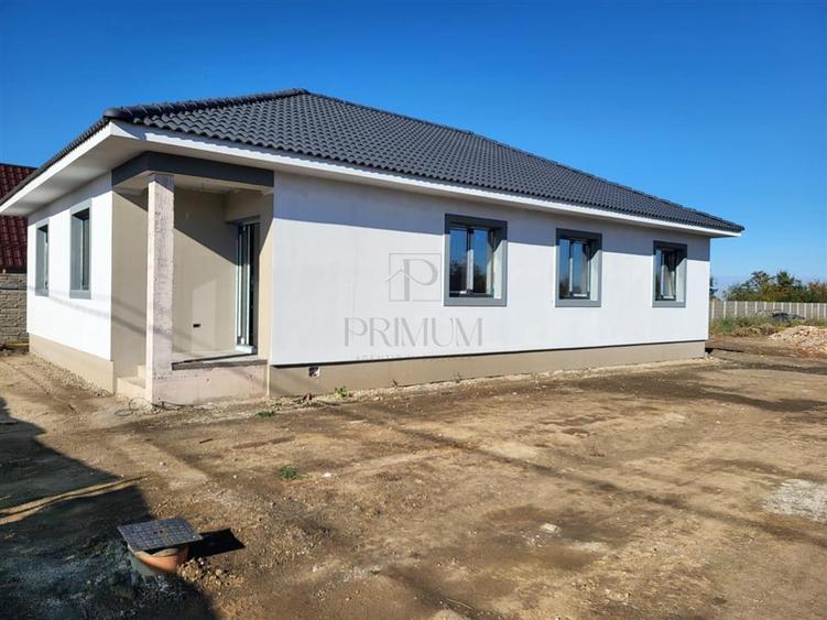 Casă individuală cu 4 camere cu Canalizare în Sânmihaiu Român