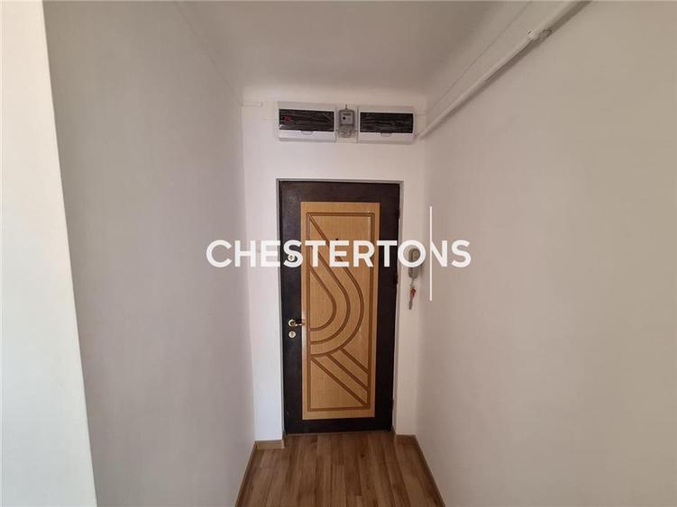 Apartament cu 3 camere semidecomandat în Independenței