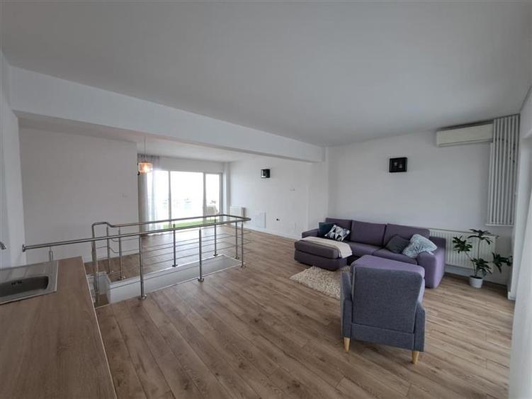 Apartament cu 5 camere decomandat, mobilat în Bună Ziua