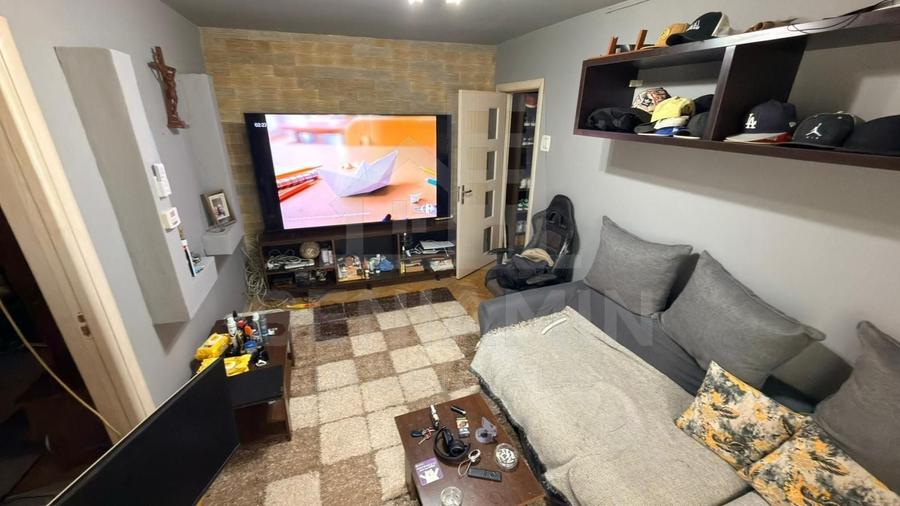Apartament cu 3 camere semidecomandat în Craiovița Nouă
