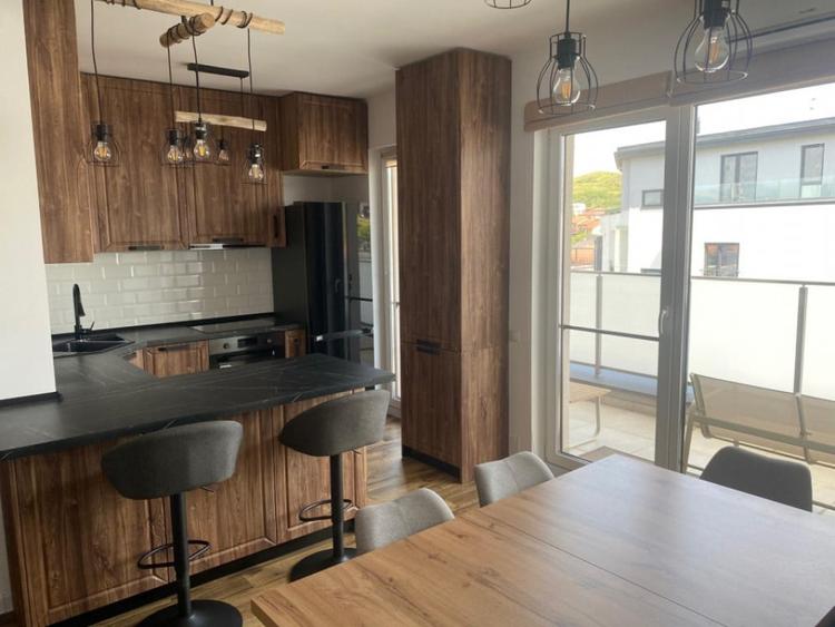 Apartament cu 3 camere semidecomandat în Central