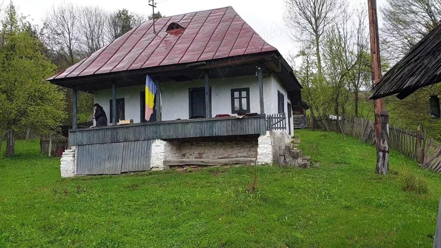Casă cu 2 camere cu Teren 4000 Mp în Gării