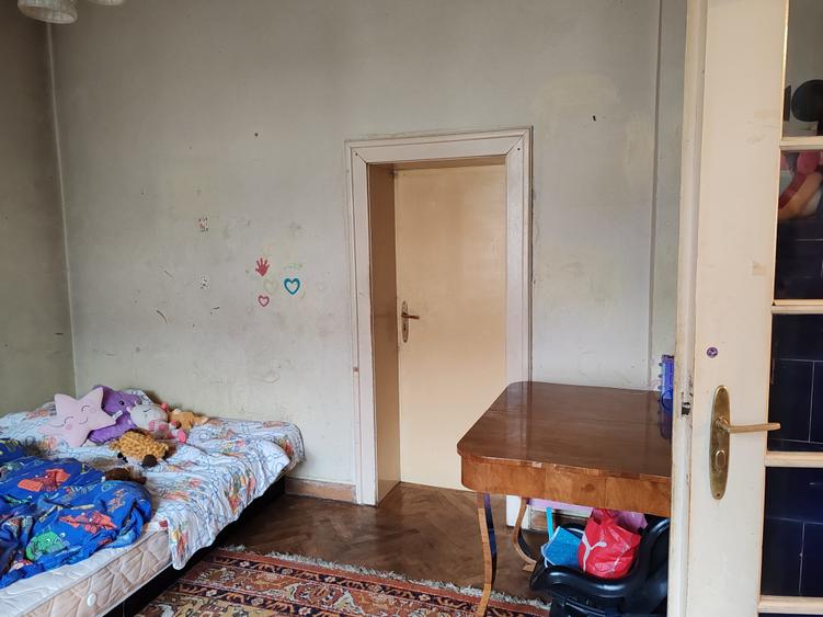 Apartament cu 4 camere semidecomandat în Centrul Istoric