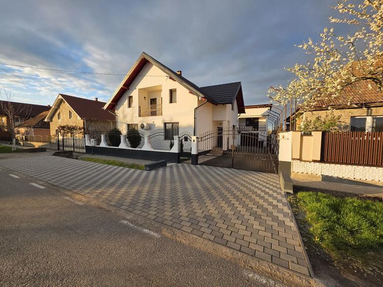 Casă cu 4 camere cu Teren 800 Mp în Botiz