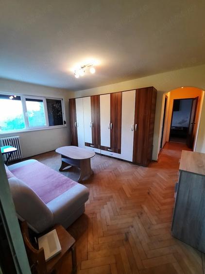 Apartament cu 3 camere semidecomandat în Dacia