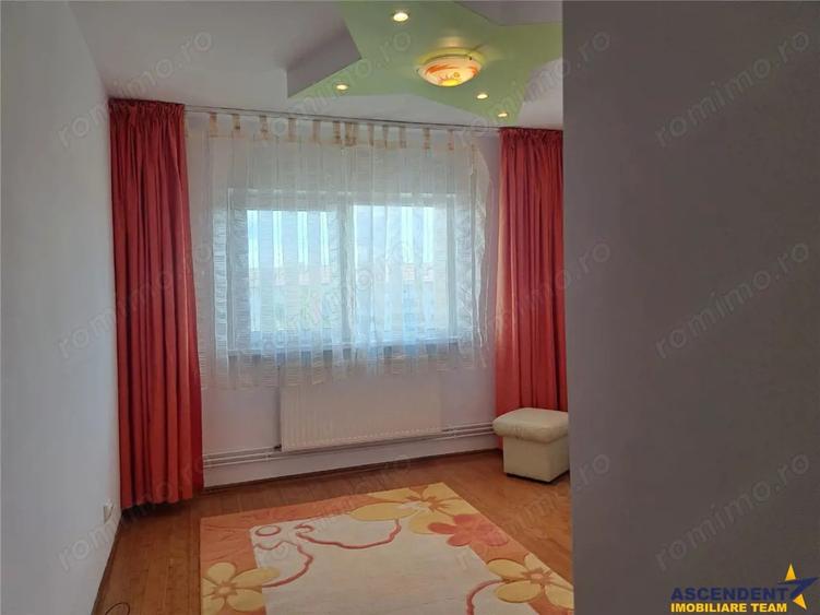 Apartament cu 3 camere decomandat, mobilat în Lenin