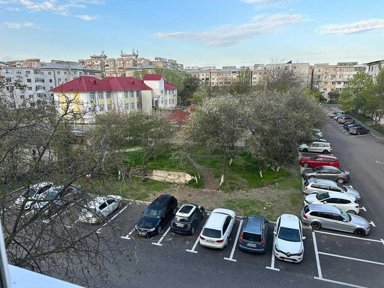 Apartament cu 2 camere decomandat în Micro 20