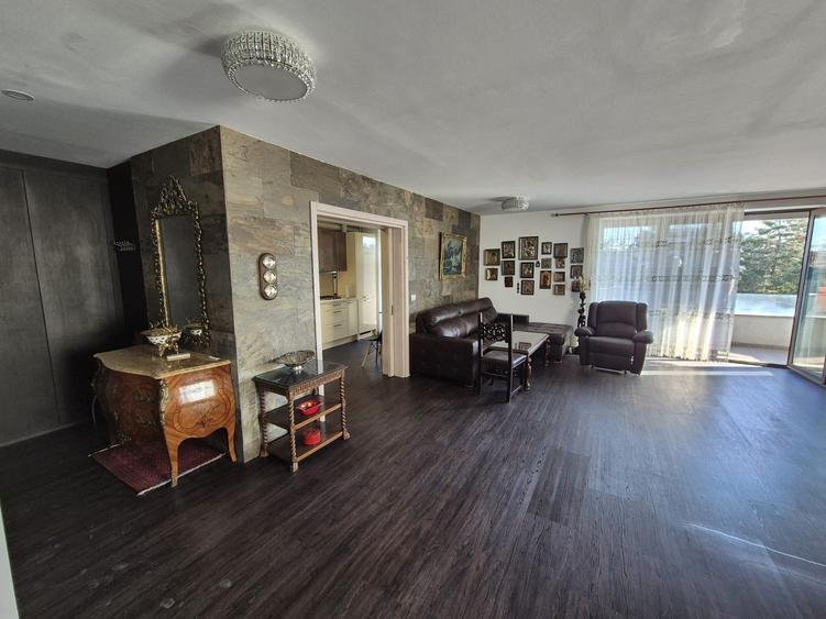 Apartament cu 3 camere semidecomandat, mobilat în Primăverii