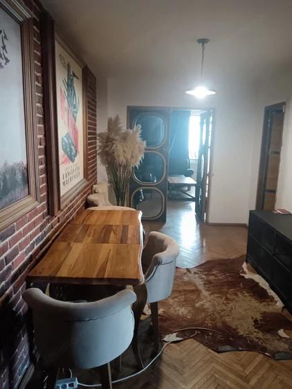 Apartament cu 4 camere decomandat în Titulescu