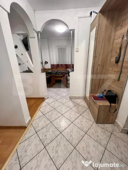 Apartament cu 4 camere semidecomandat, mobilat în Central