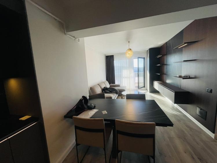 Apartament cu 3 camere semidecomandat, mobilat în Zorilor