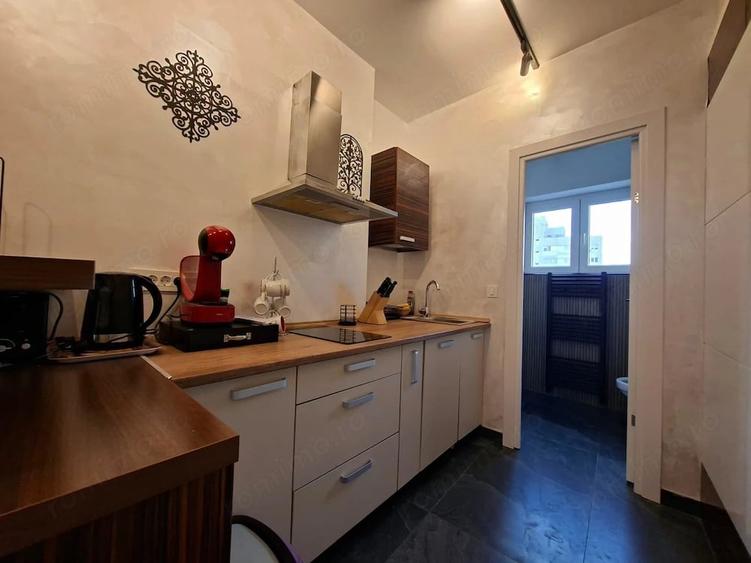 Apartament cu 5 camere semidecomandat în Romană