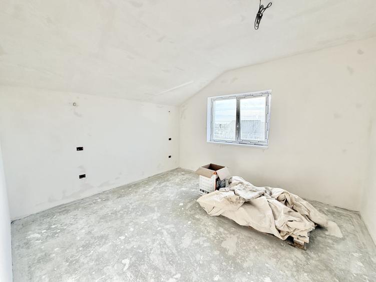 Duplex cu 4 camere cu Teren 275 Mp în Urseni