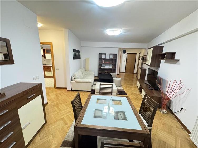 Apartament cu 3 camere semidecomandat în Herăstrău