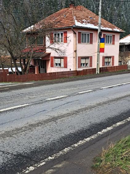 Casă cu 6 camere cu Teren 4000 Mp în Sărmaș