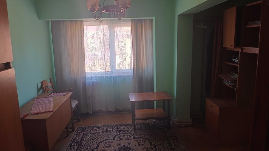 Apartament cu 4 camere semidecomandat, mobilat în Central