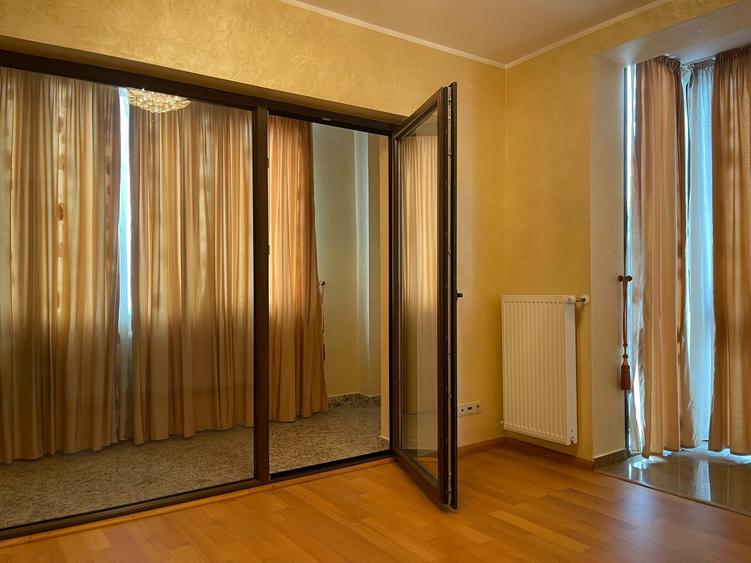 Casă individuală cu 6 camere cu Teren 240 Mp în Central