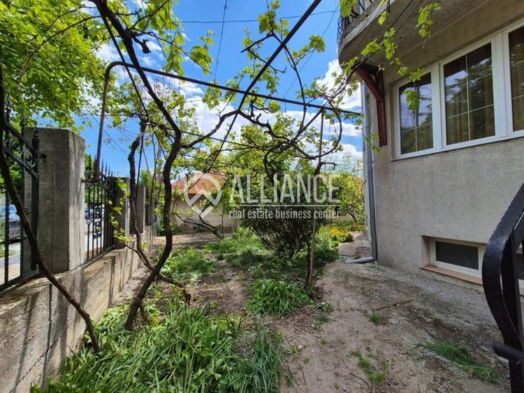 Casă individuală cu 6 camere cu Canalizare în Central