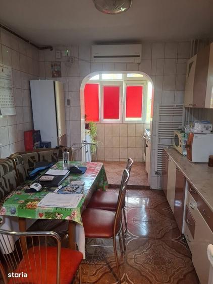 Apartament cu 3 camere semidecomandat în Central