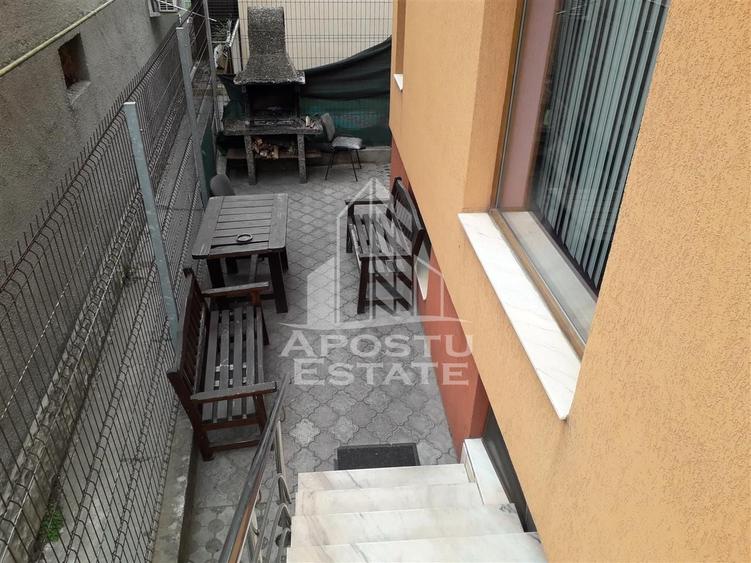 Casă individuală cu 8 camere cu Canalizare în Lugojului