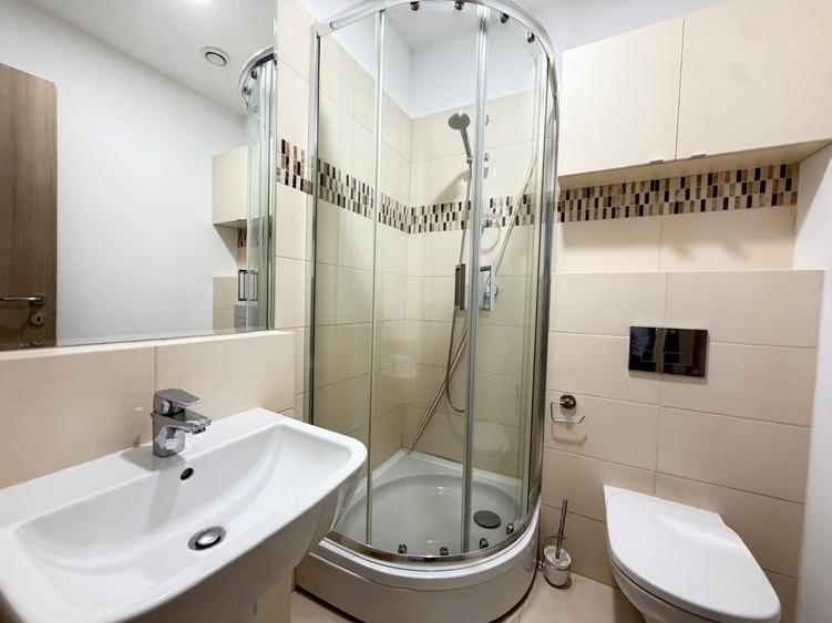 Apartament cu 3 camere semidecomandat în Băneasa
