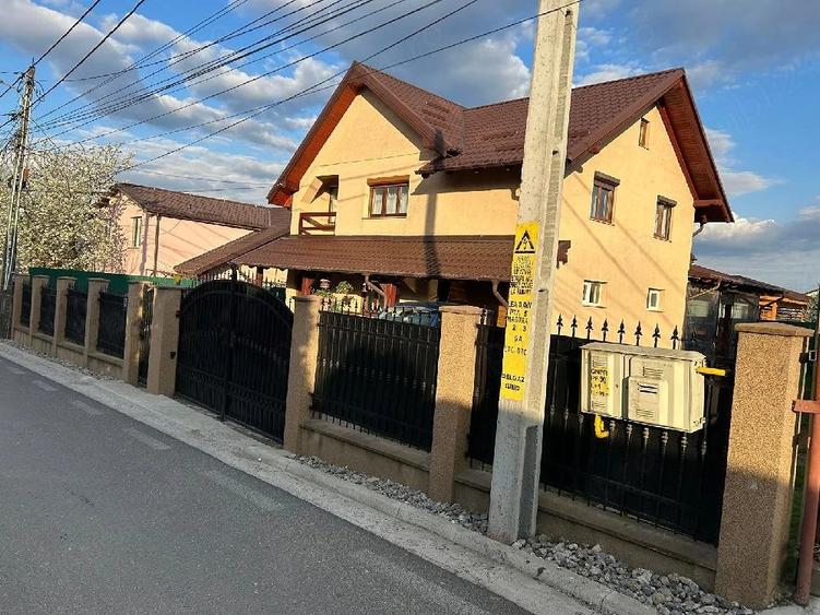 Casă cu 4 camere cu Teren 500 Mp în Central