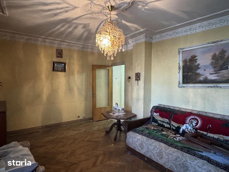 Apartament cu 5 camere decomandat în Nicolae Titulescu