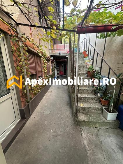 Casă individuală cu 15 camere cu Canalizare în Apărătorii Patriei